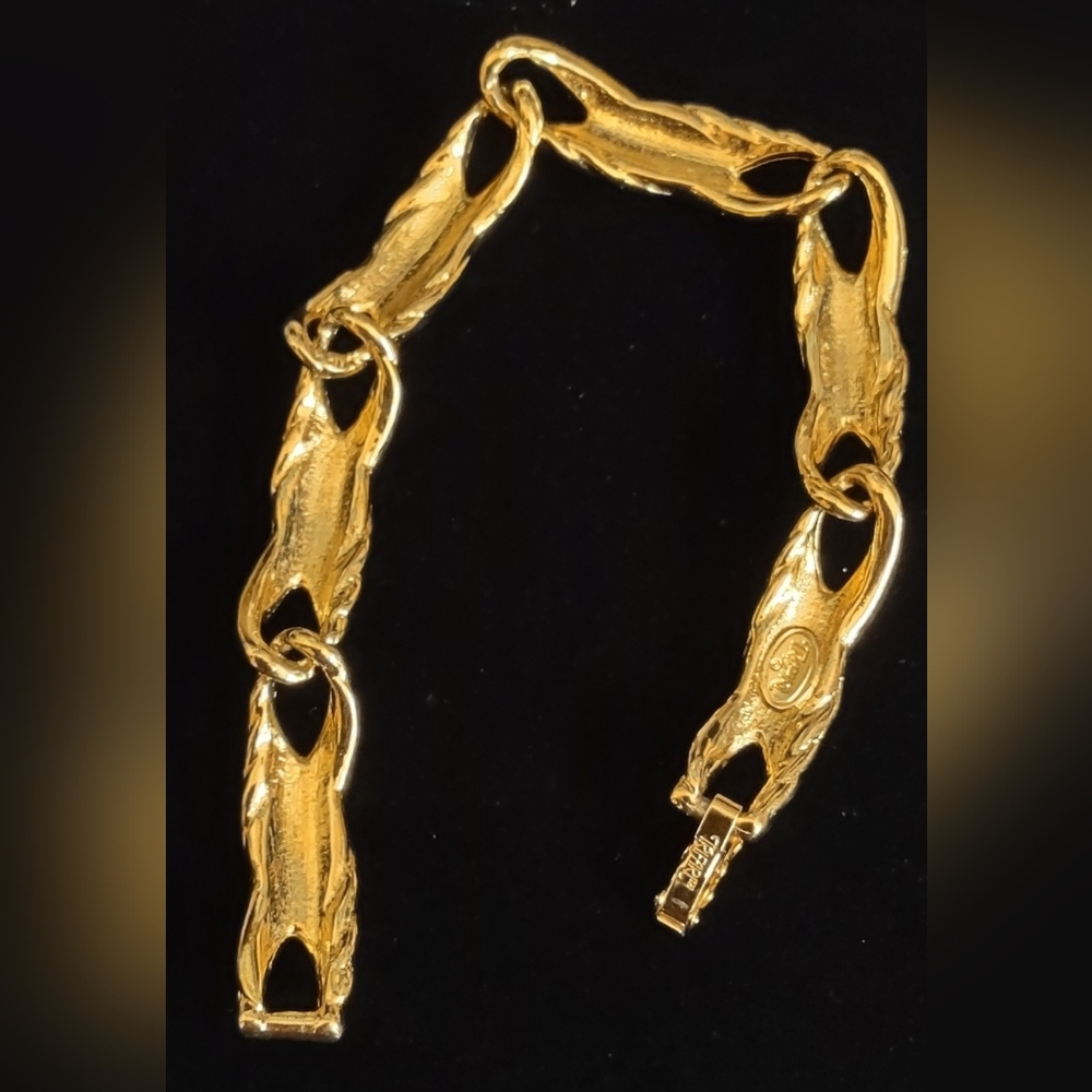 Trifari Elegant Gold-Plated Bracelet - Picture 5 of 6